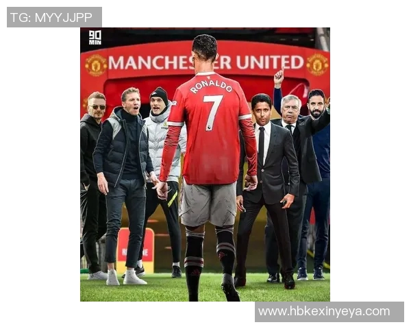 足球巨星笑容灿烂,球场之光眩目